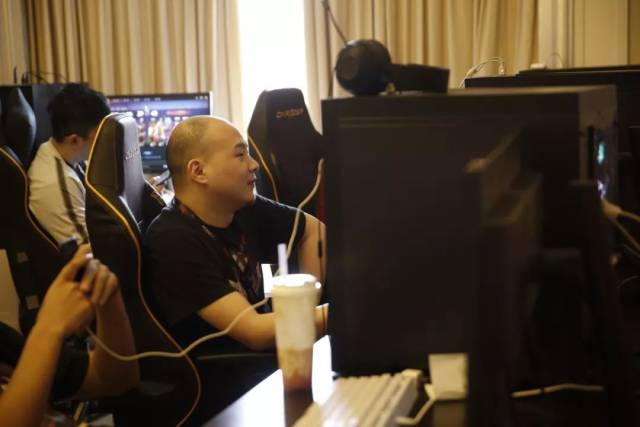 政曲线下 政曲线下